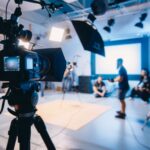 Filmproduktion mit Team im Studio: Kameras, Licht und technisches Equipment
