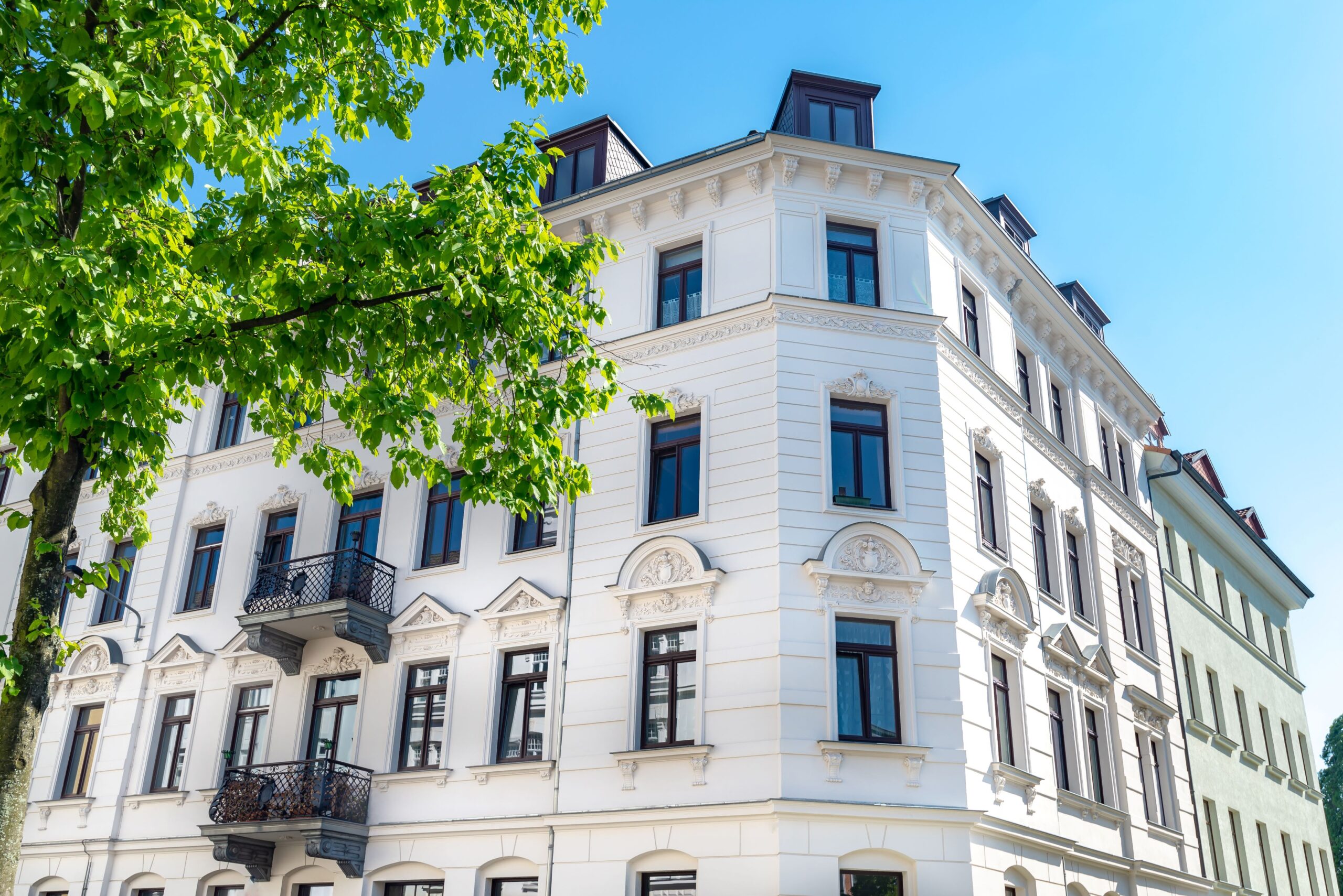 Saniertes Mehrfamilienhaus von außen